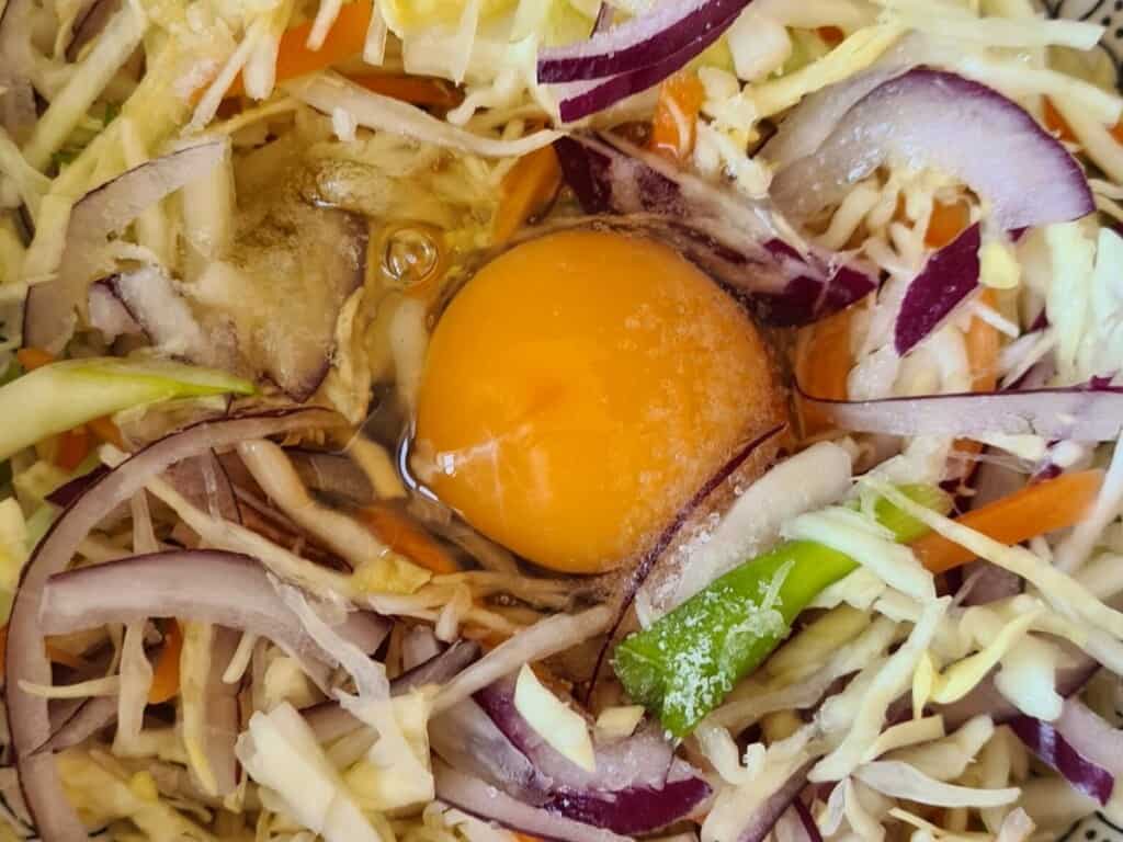 Mix egg with the vegetables